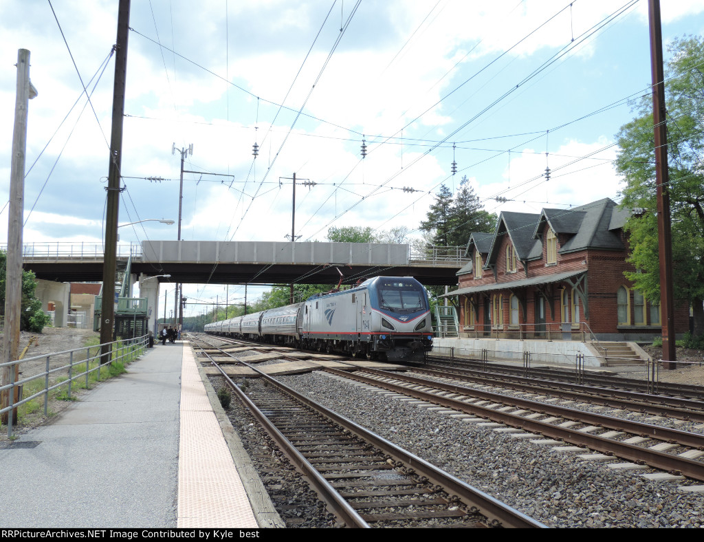 train 176 stops at Newark DE 